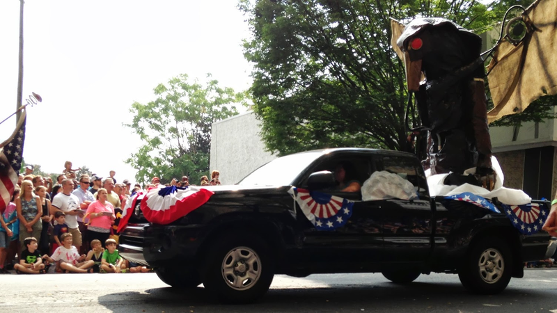 Illustration for article titled Vehicles Of The 2013 DragonCon Parade - Photo Dump